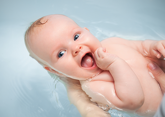 Consejos sobre el baño del bebé con piel atópica