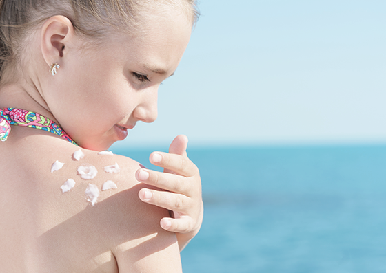 Consejos piel atópica en la playa y el sol