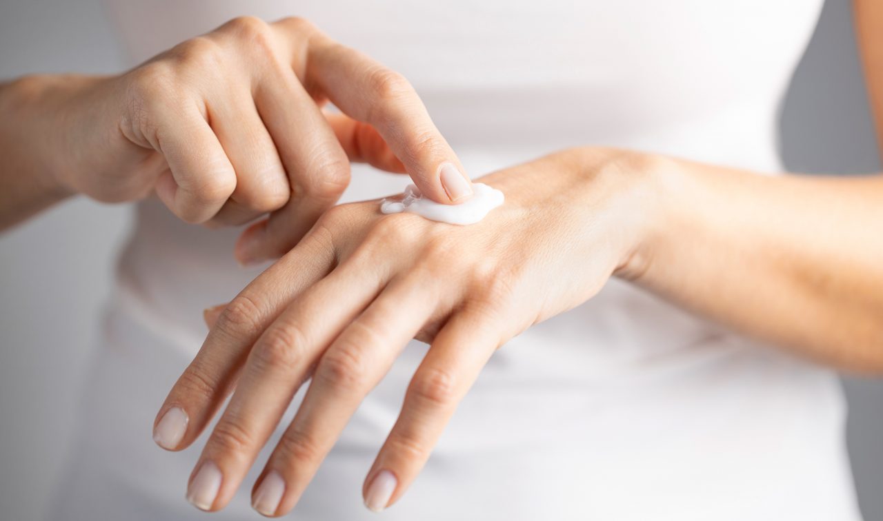 Por qué se descaman las uñas Causas tratamientos y soluciones  Mejor con  Salud